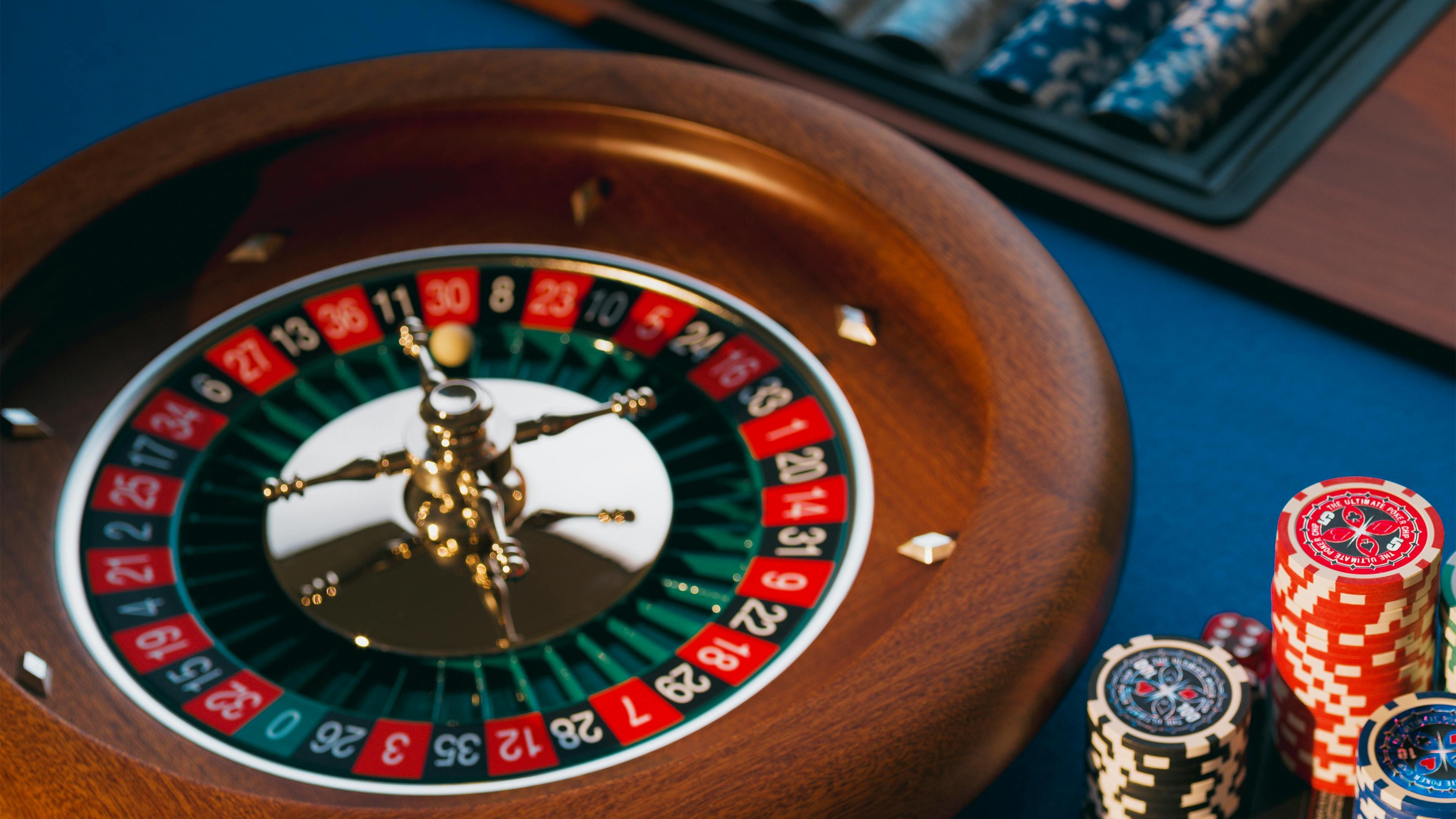 Tangkapan layar permainan slot Hacksaw Gaming di link 77 menampilkan gulungan, garis pembayaran, dan panel kontrol taruhan